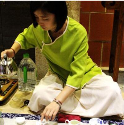 女士喝茶的手勢，女人正確喝茶手勢姿勢圖