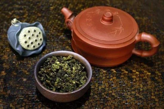 泡大紅袍、肉桂和水仙可以用一個(gè)紫砂壺嗎，可以摻一起沖泡么？