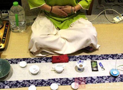 女士喝茶的手勢，女人正確喝茶手勢姿勢圖