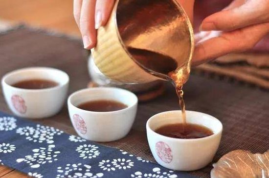 喝茶茶桌上的禮儀有哪些，泡茶待客十大禮儀不可不做！