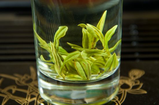 安吉白茶冷藏好還是冷凍好？這個需要根據(jù)存放時間來選擇