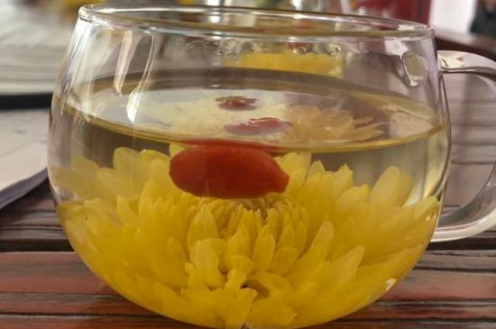 晚上可以喝菊花茶泡水嗎，睡覺(jué)前能不能喝菊花茶？