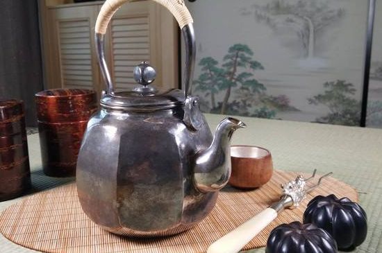 銀壺?zé)笏镉泻谏臇|西，為什么銀壺里有黑點(diǎn)