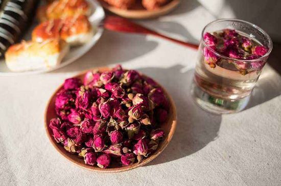 玫瑰花茶的功效與作用，堅(jiān)持喝一個(gè)月玫瑰花茶會(huì)怎樣？