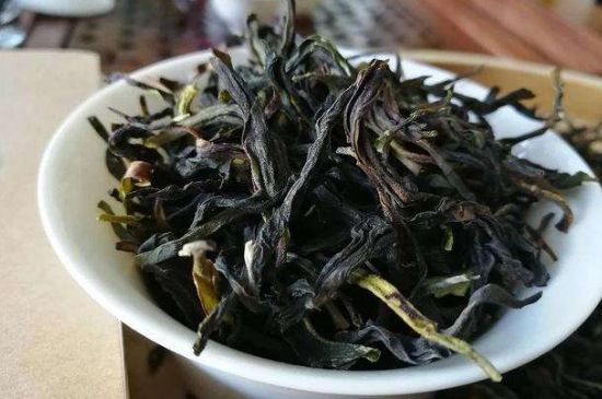 鴨屎香單叢雪片茶的特點，鳳凰雪片茶有什么特點？