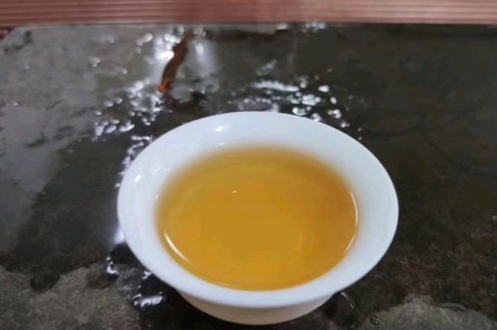 新舊白茶怎么區(qū)分，怎么分辨白茶是新還是舊