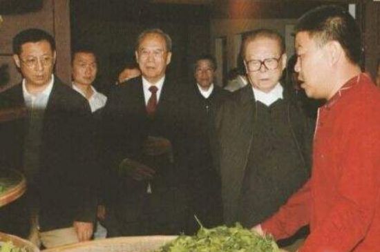 母樹(shù)大紅袍給誰(shuí)喝了，為什么母樹(shù)大紅袍叫三棵六株？