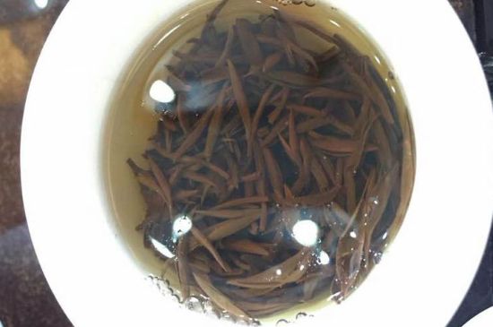 女人喝金駿眉的好處和壞處，女性喝金駿眉可減肥養(yǎng)顏