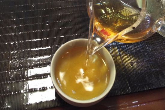 女人喝金駿眉的好處和壞處，女性喝金駿眉可減肥養(yǎng)顏