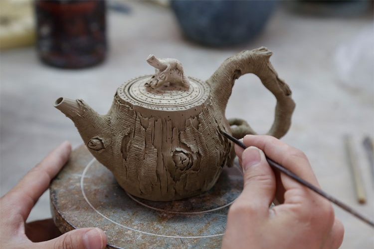 仿木外皮紫砂壺，創(chuàng)意木樁手工雕刻紫砂壺